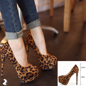 Sapato de plataforma de estampa leopardo